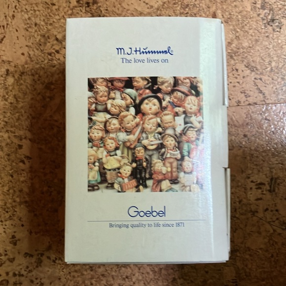 Authentic Hummel figurine “the smart little sister” - Picture 9 of 12